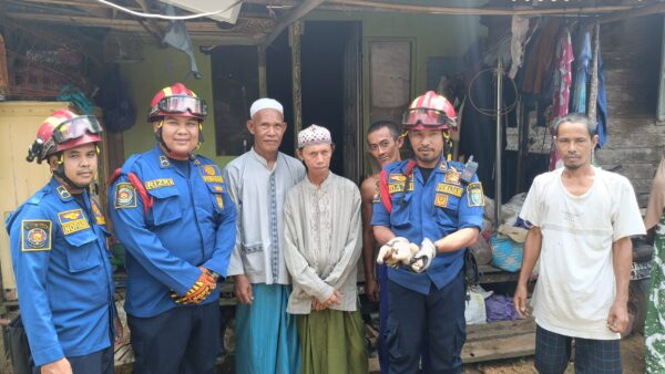 Evakuasi kukang kalimantan di permukiman warga oleh Damkar Banjar (Foto. banjarkab.go.id)