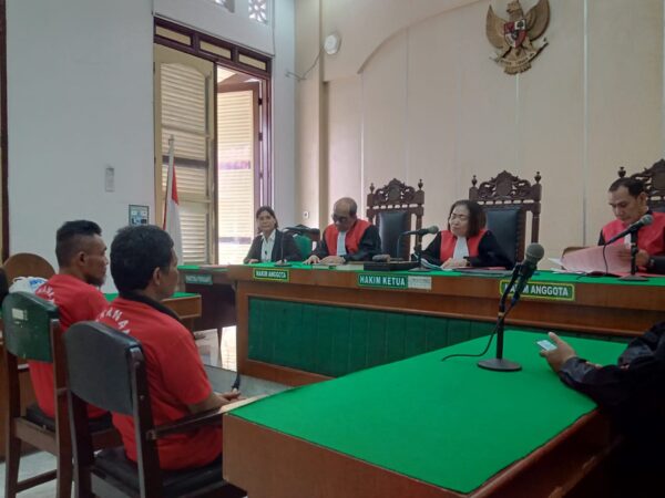 Kedua terdakwa mendengarkan putusan majelis hakim di ruang sidang Cakra V, Pengadilan Negeri Medan, Sumatera Utara, Selasa (10/12/20204). Foto. Istimewa